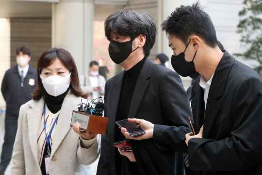 남욱 변호사가 25일 오전 서울 서초구 서울중앙지방법원에서 열린 '대장동 개발 사업 로비·특혜 의혹' 관련 1심 속행 공판에 출석하기 위해 법정으로 향하고 있다. [사진공동취재단=연합뉴스]